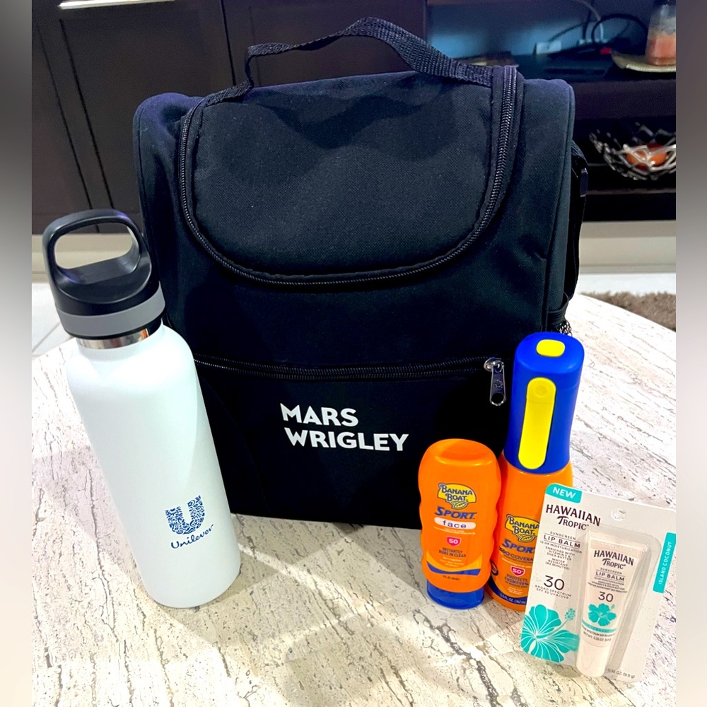 Huge Sale! 🎉 branded Black Insulated Lunch Bag, 24oz insulated bottle, sunscreen